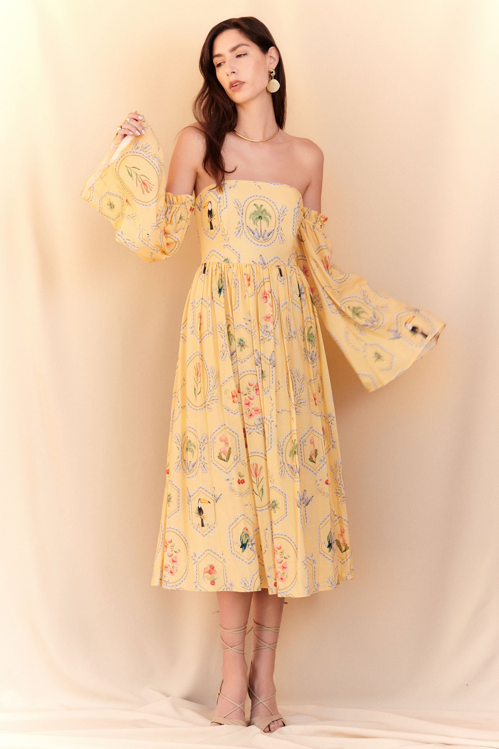 Vestido midi estampado sem alças – mangas removíveis - Amarelo manteiga