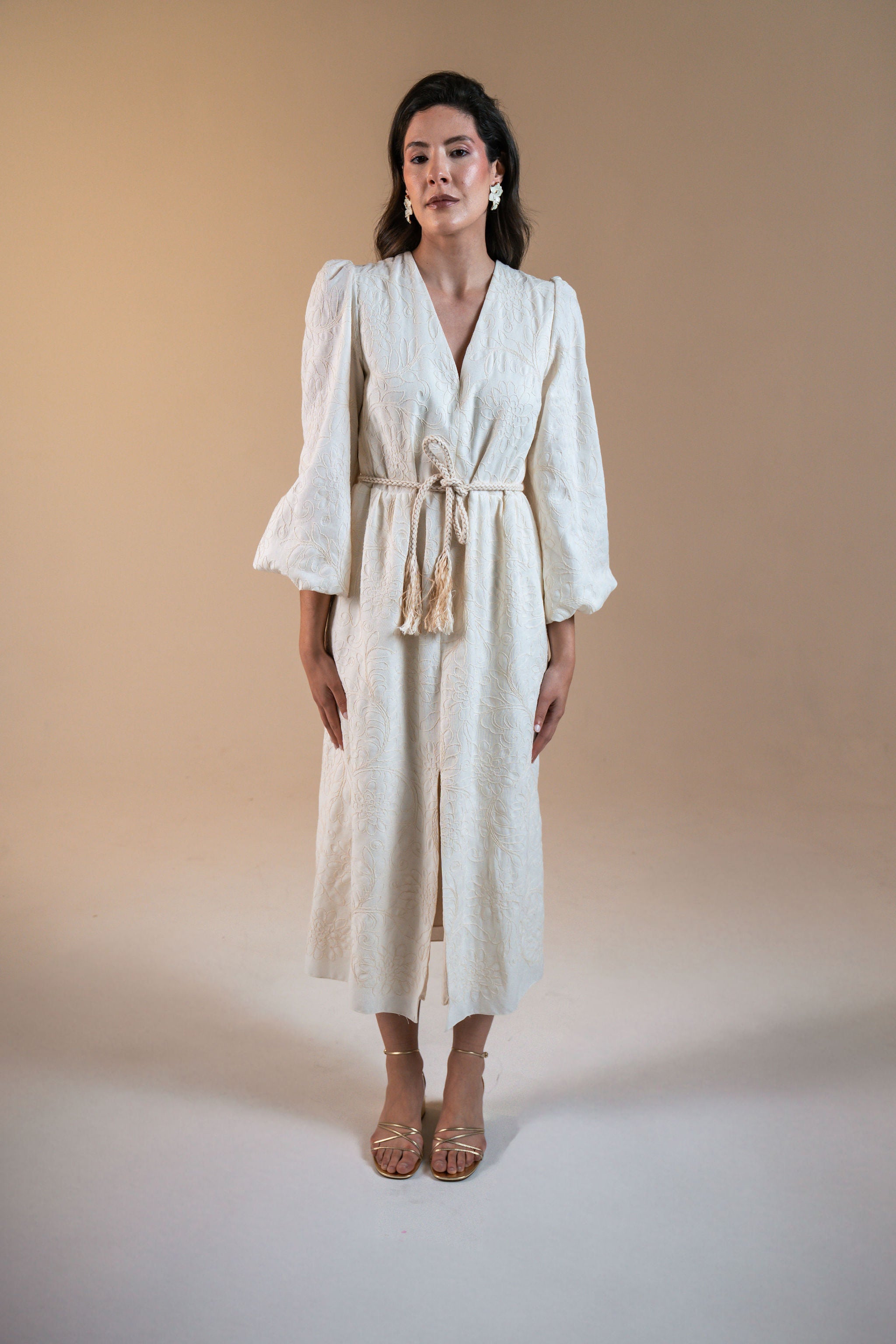 Vestido midi bordado Marcela com cinto de ráfia - Bege Baunilha