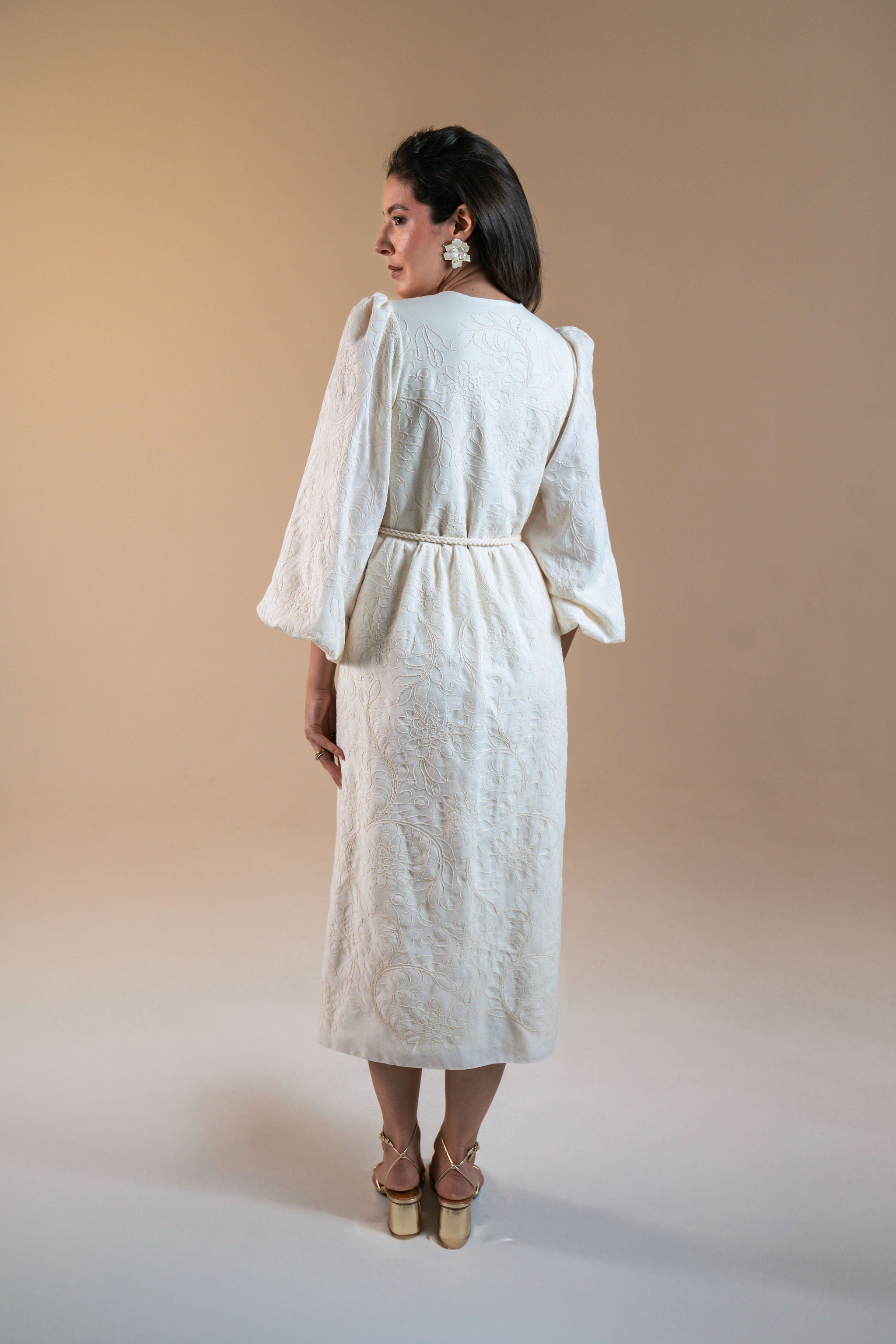 Vestido midi bordado Marcela com cinto de ráfia - Bege Baunilha